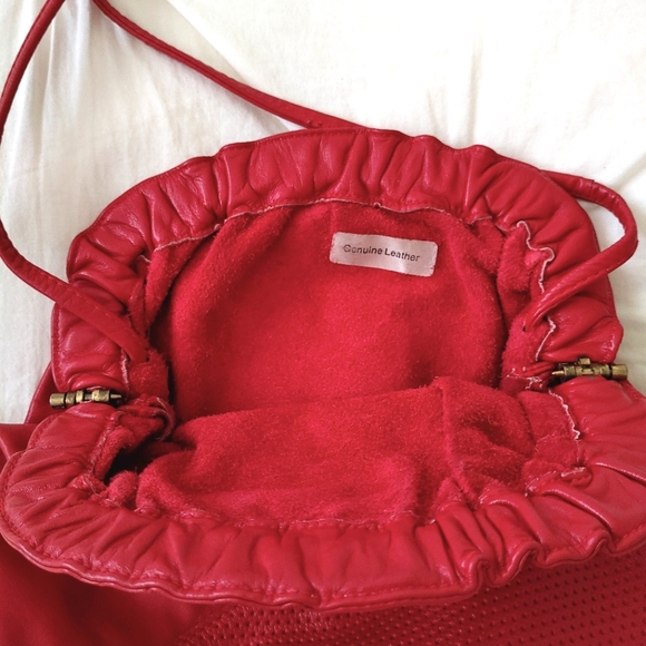Vintage 80s red leather hinged clasp shoulder purse. - Picture 6 of 9